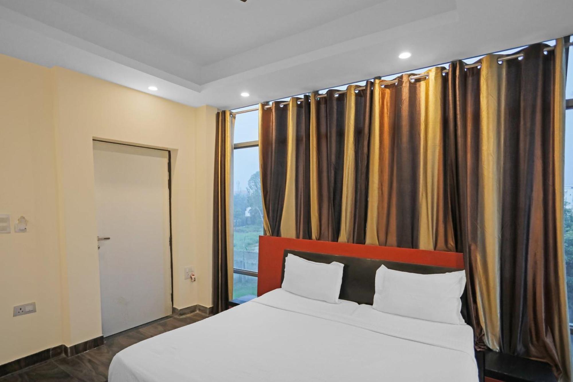 Hotel O Heart Beat Hotel Велика Нойда Екстер'єр фото