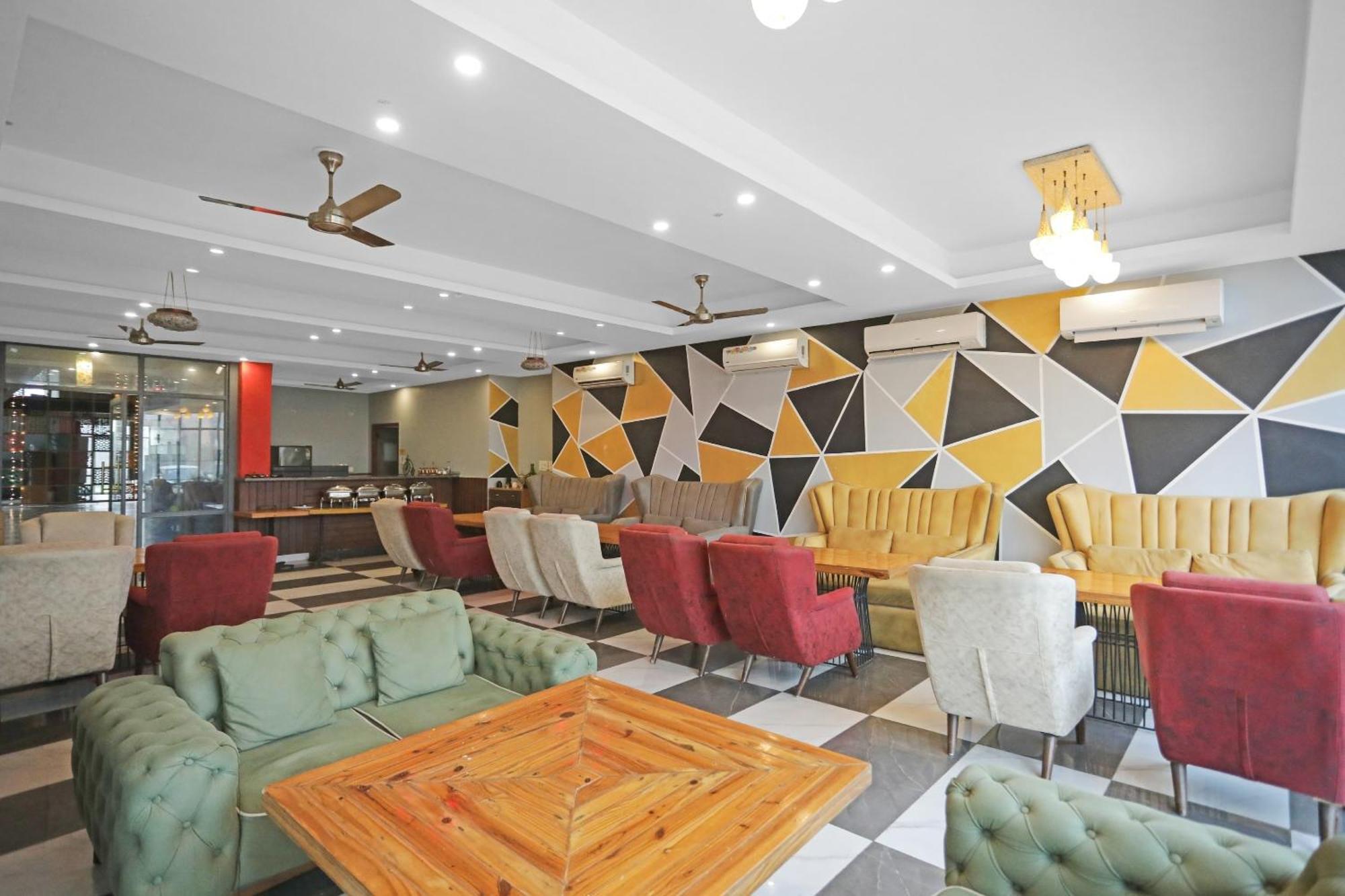 Hotel O Heart Beat Hotel Велика Нойда Екстер'єр фото
